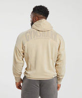 رجل يرتدي Gymshark التقليدي | ملابس United We Sweat "Heritage Washed Hoodie" مع بنطال رياضي.
